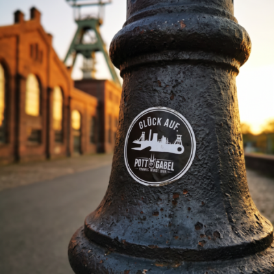 POTTGABEL Sticker #1 als wetterfester Vinyl-Aufkleber auf einer Laterne im Ruhrgebiet.